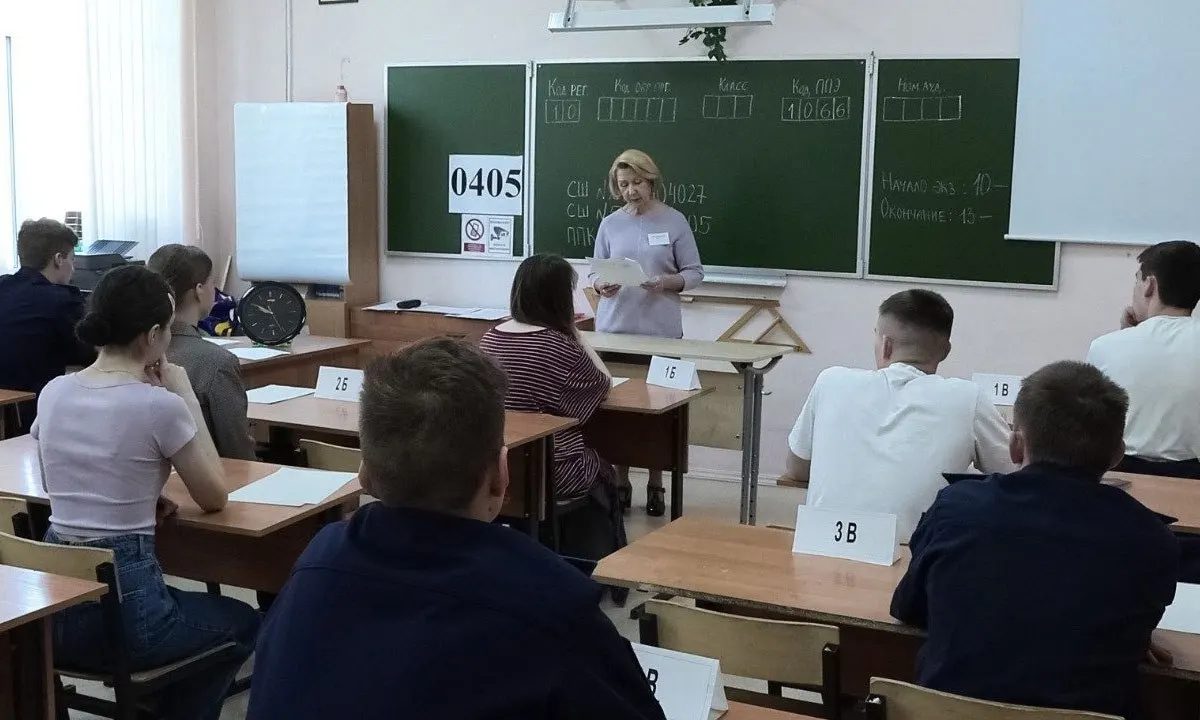 В новых методических рекомендациях указано, что организаторы и охрана не имеют права прикасаться к участникам экзаменов и их вещам; при срабатывании металлоискателя участника просят добровольно показать или сдать предмет.
