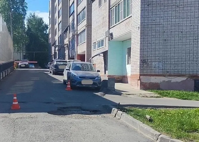 Утром 25 мая на улице Морозовской водитель Kia Rio наехал на 13‑летнего мальчика на самокате. Подросток получил травмы, по факту ДТП проводится проверка.