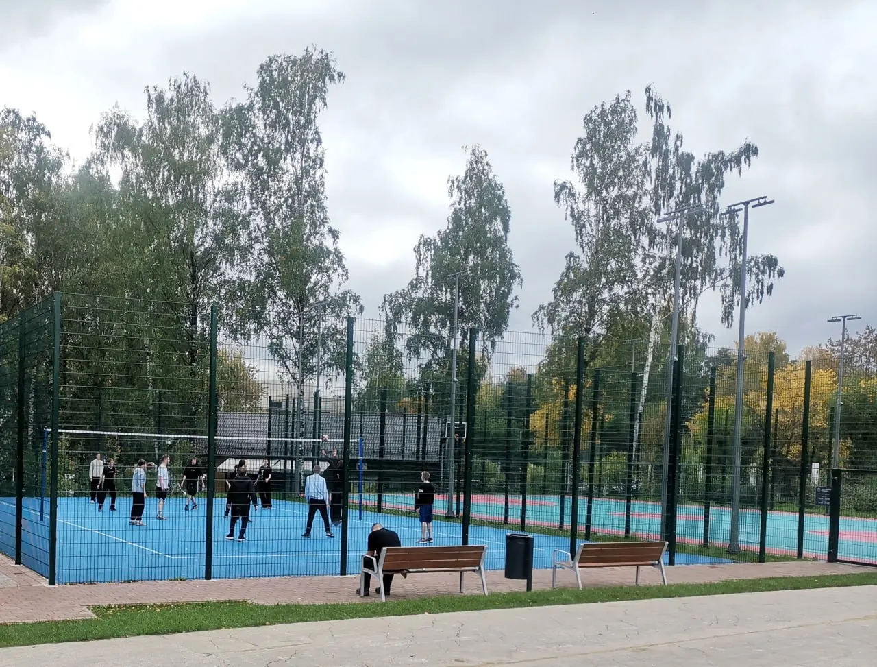 Площадки для волейбола и баскетбола у памп‑трека теперь открыты на два часа дольше — до 22:00. Решение принято по просьбам жителей.