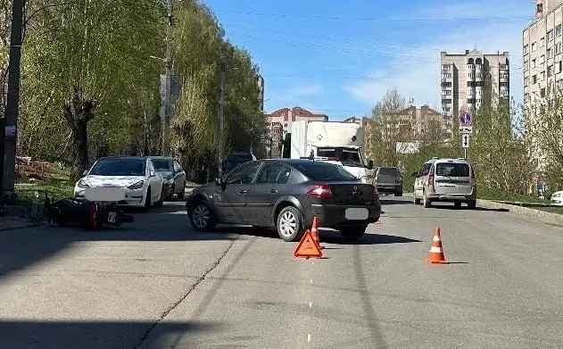 Утром 7 мая на ул. Кольцова столкнулись Renault Megane и мотоцикл Honda; мотоциклист получил травмы.