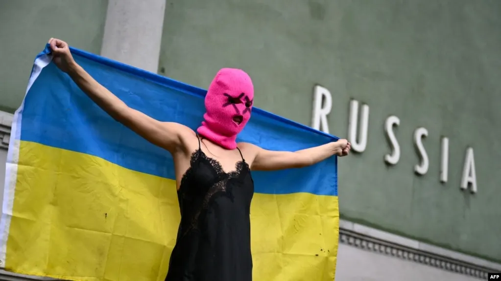 В обновлённый реестр включили панк‑коллектив Pussy Riot. Ранее группу признали экстремистской, а несколько участниц получили тюремные сроки и приговоры заочно.