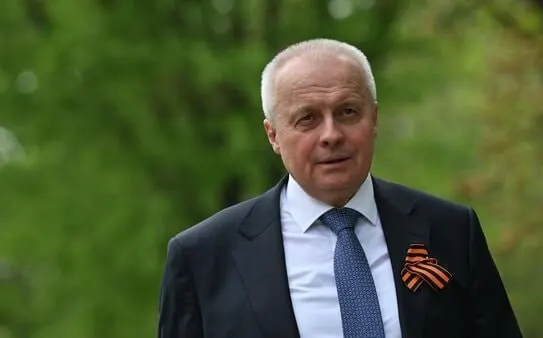 Россия отозвала в Москву посла в Армении для консультаций и ввела временные ограничения на ввоз ряда армянских товаров — цветы, алкоголь и воду «Джермук» — с формальным объяснением о нарушениях техрегламента.