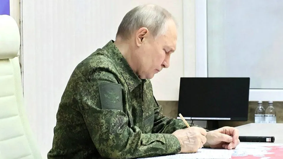 Европейские чиновники и военные предупреждают, что в условиях истощения ресурсов и давления со стороны ударов дронов Москва может пойти на ограниченную внешнюю эскалацию — в том числе вокруг стран Балтии — опираясь на новые законодательные полномочия и информационную кампанию о «защите соотечественников».