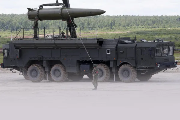 В военном ведомстве сообщили, что во время ядерных учений в Беларусь были переброшены боеприпасы и оперативно‑тактические ракетные комплексы «Искандер». В обнародованном видео показаны разгрузка грузовиков и выдвижение техники.