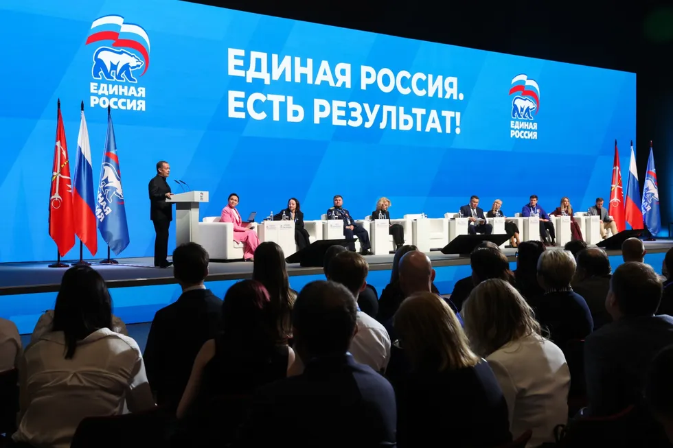 Администрация президента рекомендовала государственным и лояльным СМИ не выносить в заголовки слово «запрет», заменяя его на «ограничения», «штрафы» или акцентируя «позитивные» инициативы партии власти — шаг, продиктованный предвыборной повесткой и желанием снизить негативный фон.
