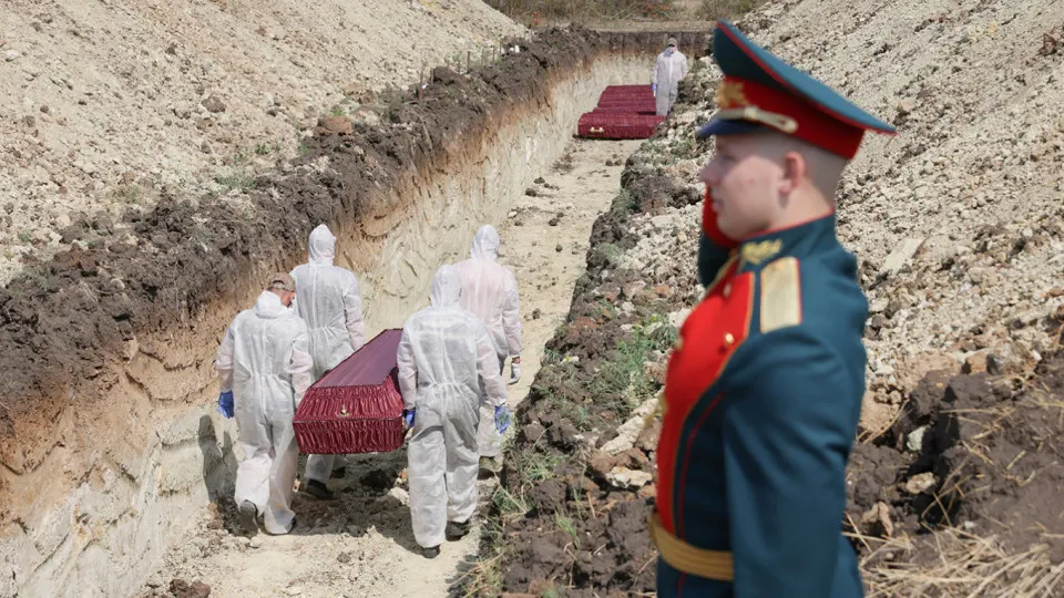 Анализ поимённых списков, реестра наследственных дел и судебной статистики даёт минимальную документально обоснованную оценку погибших российских военнослужащих к концу 2025 года в 352 тысячи; реальная цифра может быть выше.