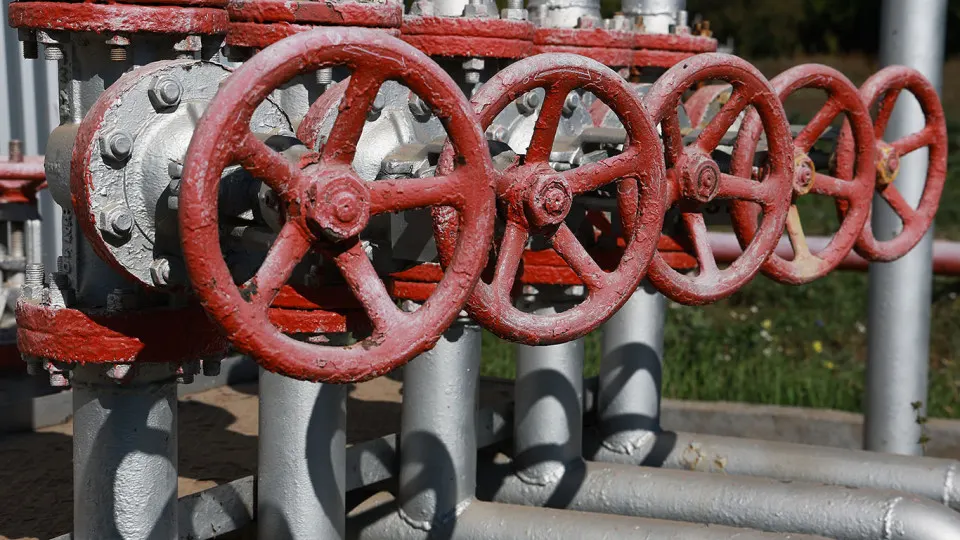 По оценке Международного энергетического агентства, в апреле производство нефти в России упало до 8,83 млн барр./сутки — минимальный уровень с 2020 года. Снижение связывают с ударами по экспортной инфраструктуре и НПЗ; это отражается на экспорте нефтепродуктов и наполнении бюджета.
