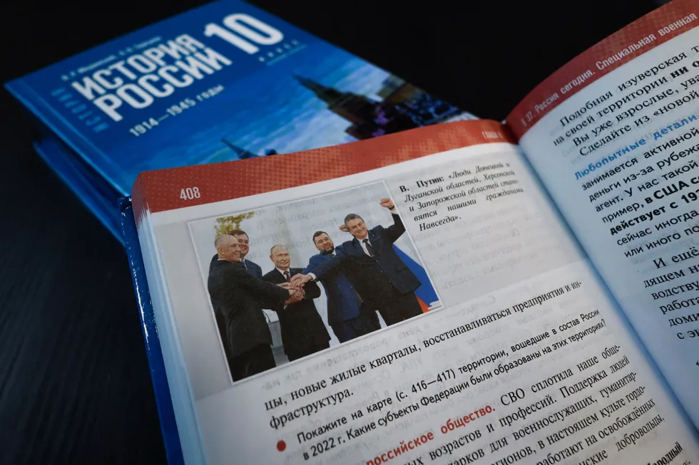 Учебники по истории для средней школы (6–9 классы), выпущенные в 2025 году, содержат системные искажения: от вплетения современной политики в древние сюжеты до умаления неудобных фактов и опубликованных идеологических выборов авторов.