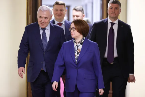 Чиновники и банкиры обсуждают три кандидатуры на замену Набиуллиной после истечения её срока 24 июня 2027 года: Максим Орешкин, Пётр Фрадков и Андрей Костин. Окончательное решение принимает президент, и пока официальных обсуждений не ведётся.