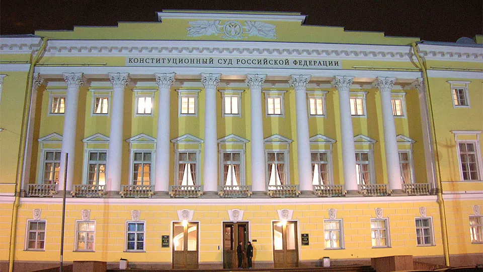 Председатель Конституционного суда заявил, что коррупция — «конституционный деликт», и антикоррупционные иски прокуратуры не должны подпадать под обычные сроки давности. Эта позиция усиливает механизмы деприватизации и национализации крупных активов.