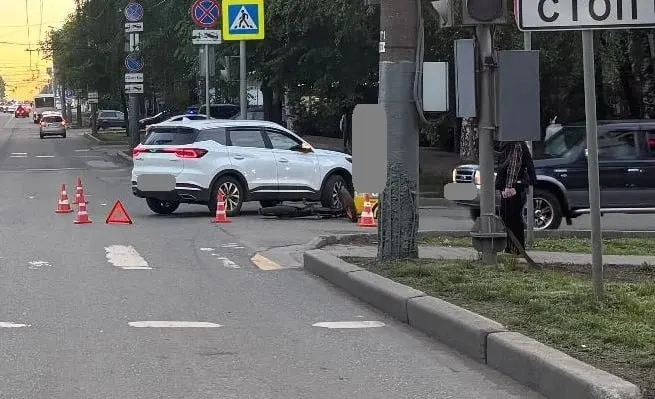 28 мая вечером на улице Воровского автомобиль Chery Tiggo столкнулся с электровелосипедом KUGOO. Водитель электровелосипеда, 16‑летний молодой человек, получил травмы.