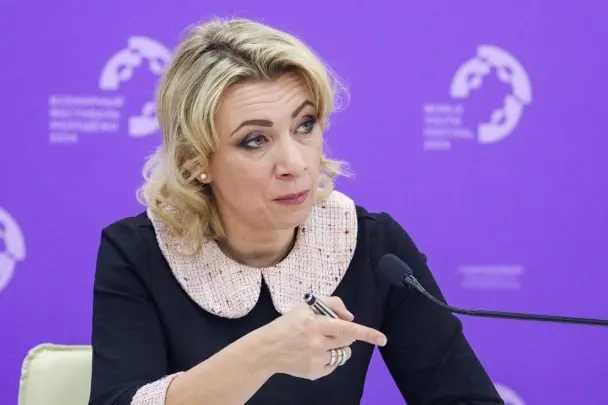 Официальный представитель МИД РФ Мария Захарова утверждает, что сотрудники Госдепа уведомляют российских дипломатов о том, что их дети, рождённые в США, автоматически получили американское гражданство, хотя семьи не подавали на него и отказываются от такого статуса.