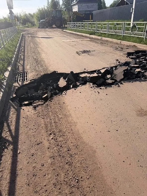 21 мая в Кирово-Чепецке на улице Сергея Ожегова образовался провал грунта на проезжей части. Движение перекрыли, дорогу засыпали щебнем и вскоре открыли для транспорта.