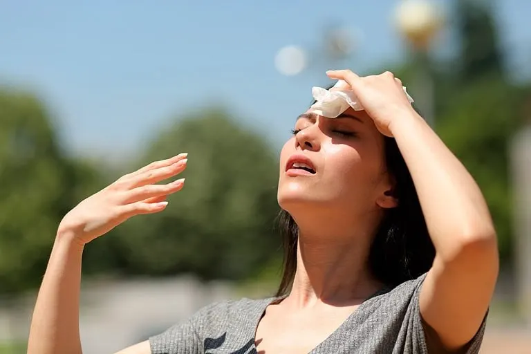 Днём воздух прогреется до +25…+30°C, местами пройдут кратковременные дожди и грозы, при грозе возможен порывистый ветер и град. В начале следующей недели температура начнёт снижаться.