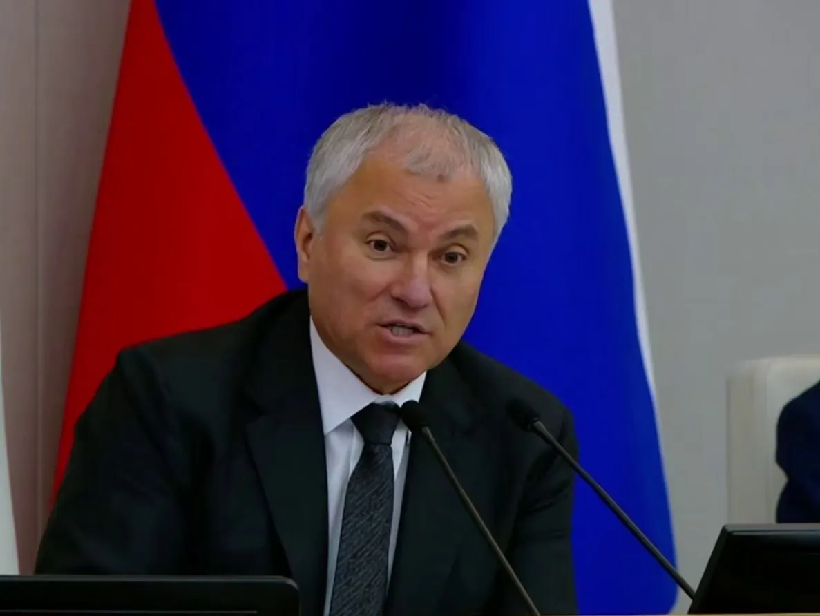 Депутаты расширили перечень профилактических мер: в него включили противодействие искажению исторической правды и предупреждение уклонения от исполнения обязанностей по защите Отечества. Законопроект связывают с задачами сохранения традиционных ценностей и национальной безопасности.