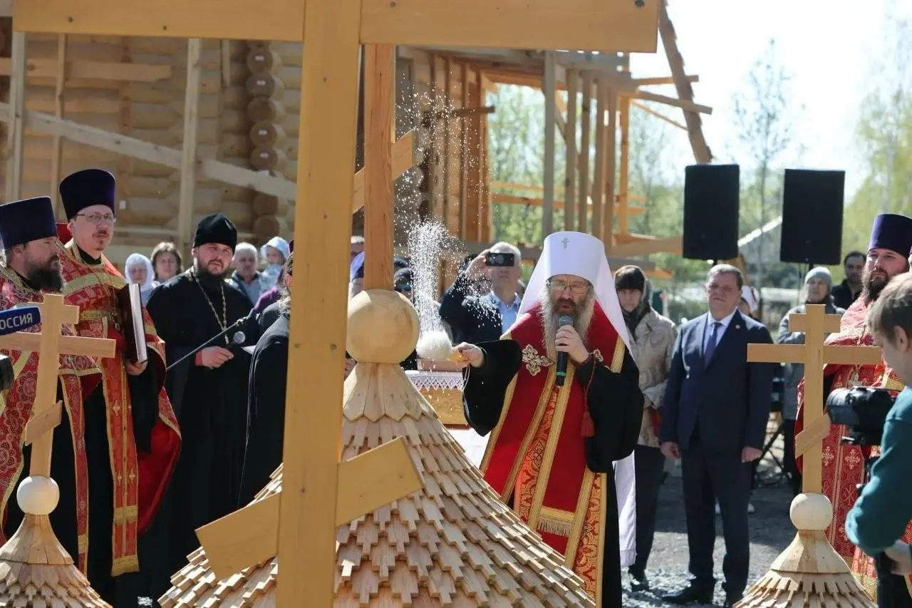 В поселке Хромовка Томского района митрополит Ростислав освятил купола и кресты для строящегося деревянного храма в честь святого праведного Феодора Томского. В церемонии участвовали глава региона, общественные деятели и меценаты.