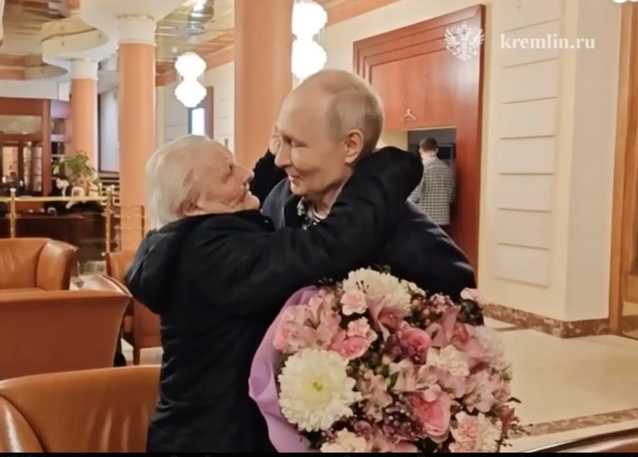 Президент обнял и поцеловал свою первую учительницу — встреча прошла в тёплой, растроганной атмосфере, обе стороны не сдерживали слёз.