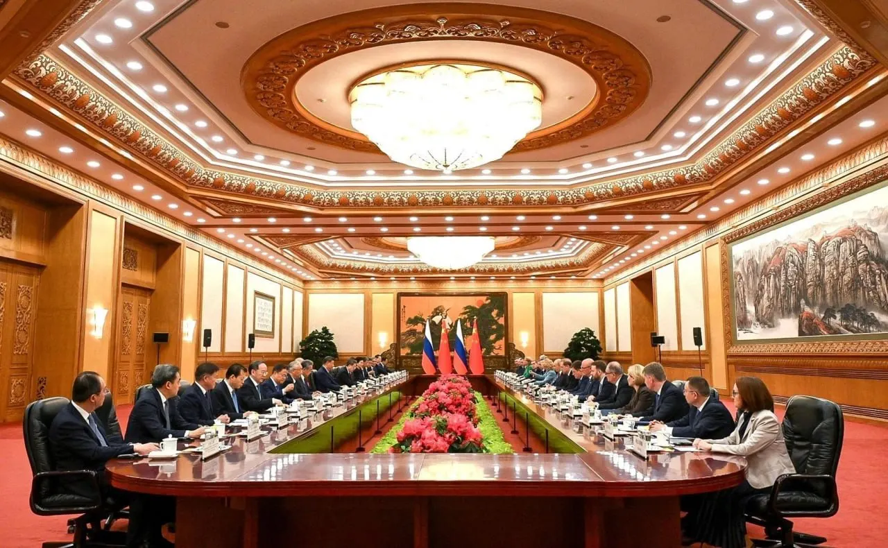 Стороны подписали соглашение о строительстве второго пути к 2030 году: это увеличит пропускную способность на 11 млн тонн и позволит пропускать до 50 пар поездов в сутки; также в документе приводятся данные о росте грузоперевозок в 2025 году.