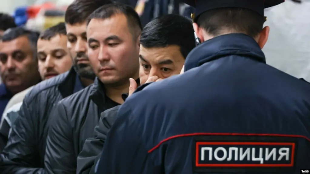Законопроект расширяет основания для административного выдворения — в перечень входят участие в несогласованных митингах, «дискредитация» вооружённых сил, призывы к санкциям и другие нарушения; число оснований может вырасти до 58.