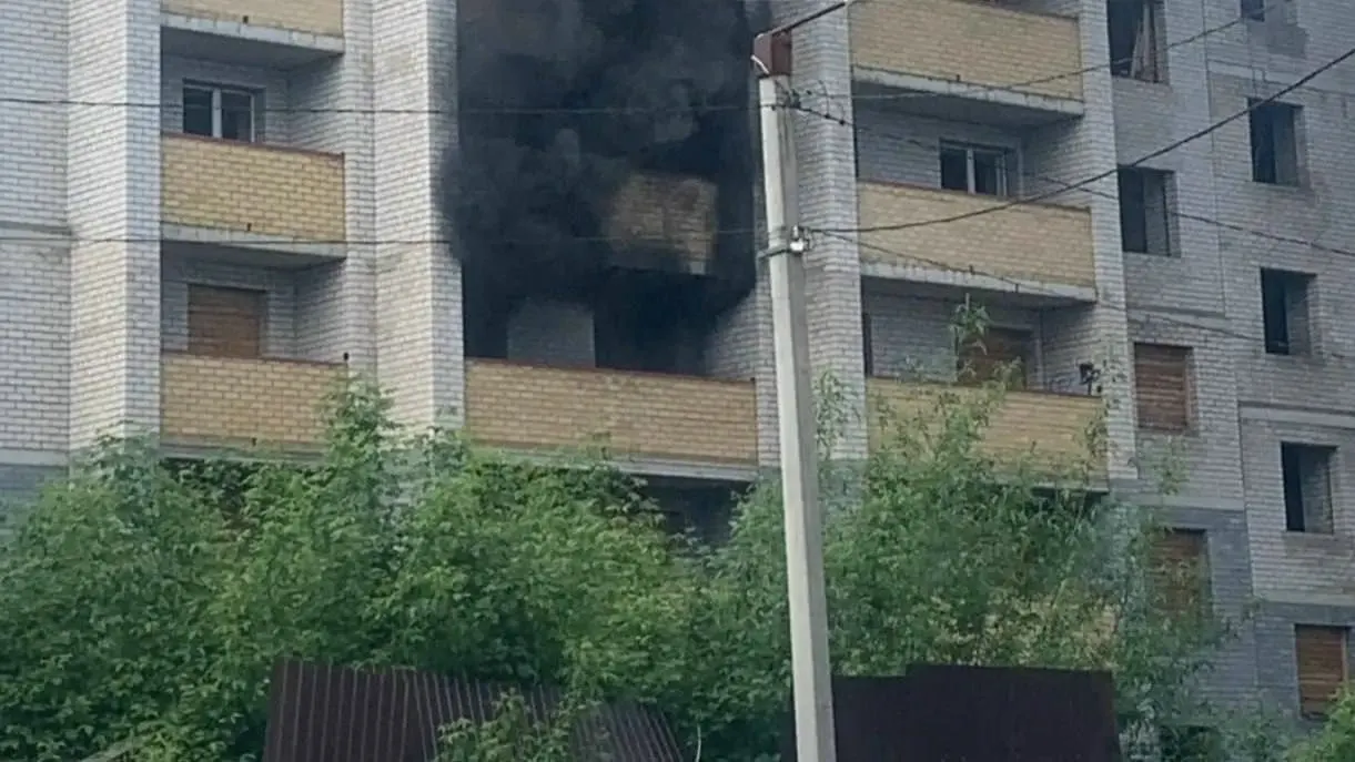 В Кировской области в недостроенном здании на улице Пугачева загорелся мусор на третьем этаже. Жители жалуются на отсутствие охраны и проникновение посторонних.