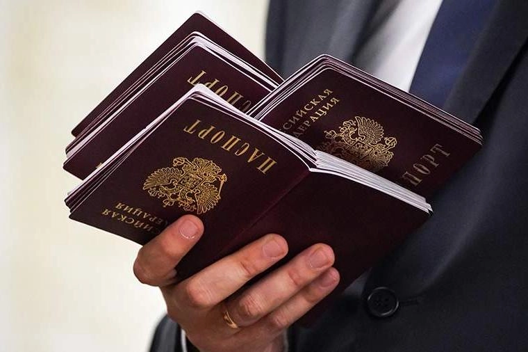 Депутаты от «Единой России» готовят поправки, которые позволят выдавать РВП, ВНЖ и гражданство иностранцам, осужденным за поддержку политики России и специальной военной операции в других государствах.