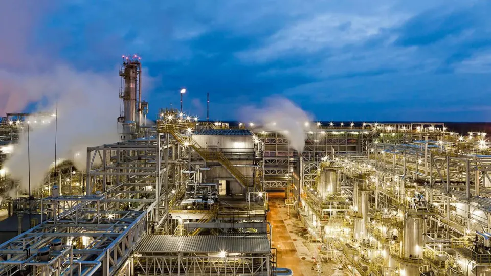 После атаки дронов 5 мая Киришинефтеоргсинтез (Кинеф) полностью прекратил отгрузку: повреждены основные технологические объекты, ремонт может занять длительное время. С начала весны из‑за ударов беспилотников уже останавливались несколько российских НПЗ.
