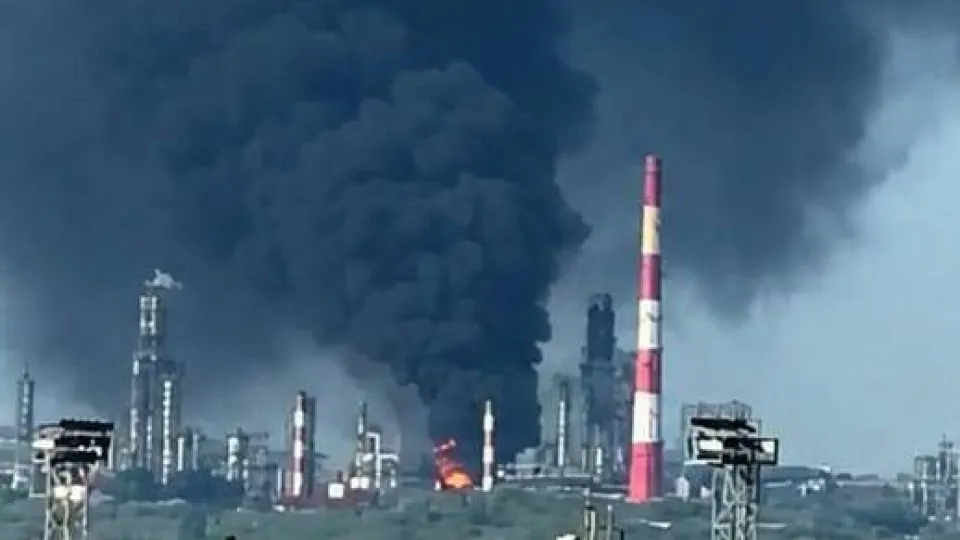 В ночь на 21 мая беспилотники атаковали Сызрань в Самарской области — на нефтеперерабатывающем заводе начался сильный пожар, власти сообщают о двух погибших и раненых. За последние недели атаки поразили несколько крупных НПЗ в центральной России, что привело к сокращению переработки сырья.