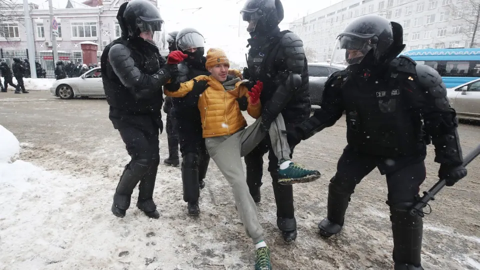 В закон о профилактике правонарушений добавили обязанности МВД по предупреждению и пресечению уклонений от исполнения обязанности защищать Отечество; нововведения сочетаются с возможностью круглый год отправлять призывников и использованием мобрезерва.