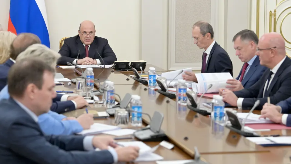 Кабмин потребовал от крупнейших нефтекомпаний подписать соглашения с Минэнерго и ФАС о квотах, отгрузках и ограничении роста цен, чтобы стабилизировать внутренний рынок топлива после сокращения переработки из‑за атак беспилотников.