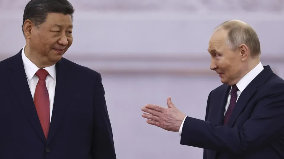 Президент отправится с крупной делегацией, включая руководителей нефтегазовых компаний, чтобы на переговорах с Си Цзиньпином вернуться к обсуждению проекта «Сила Сибири-2». Главные нерешённые вопросы — цена, инвестиционные условия и сроки; ввод в строй вряд ли произойдёт до 2030-х годов.