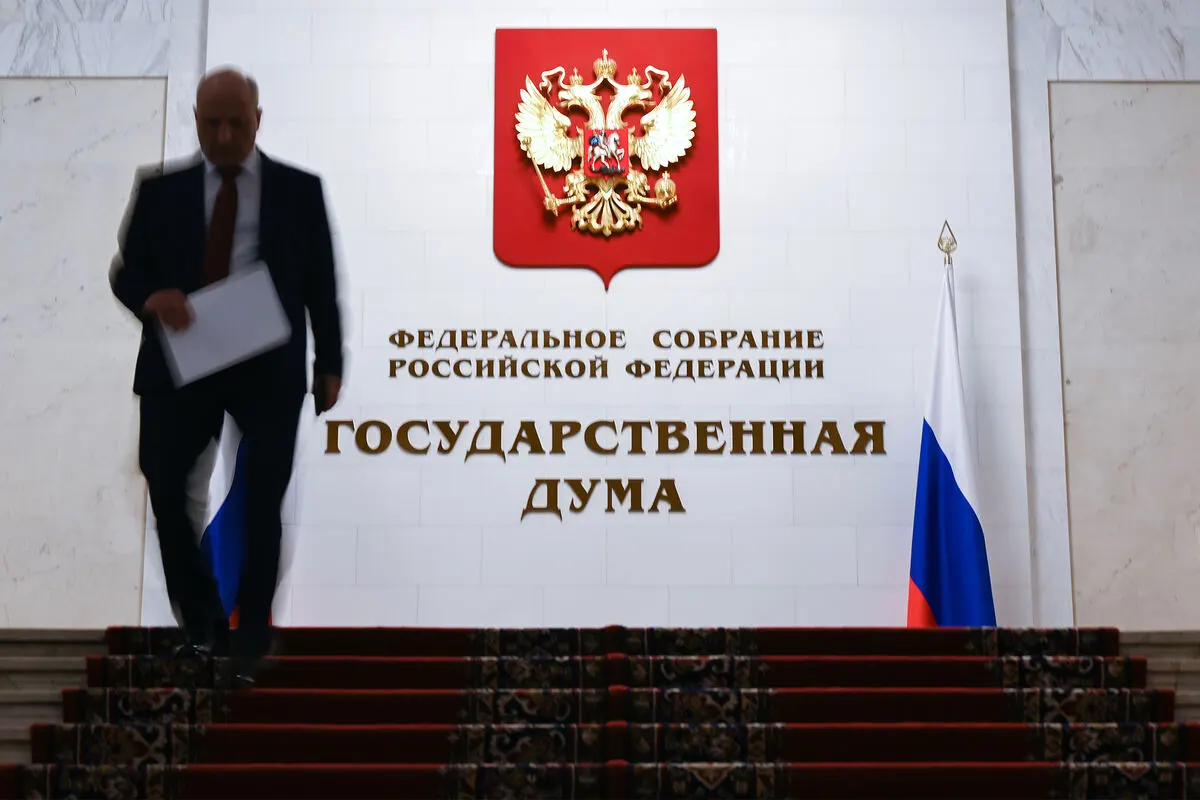Законопроект, внесённый в 2024 году и прошедший первое чтение в мае 2025 года, предлагает изымать имущество у граждан, которые, находясь за границей, совершают действия, направленные против РФ. Ко второму чтению оставлен закрытый перечень нарушений, подпадающих под арест имущества.