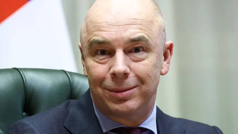 Ведомство пересматривает бюджет текущего года: оцениваются все статьи расходов, кроме обороны и социальных обязательств. Дефицит уже вырос — эксперты предупреждают о необходимости сокращений или поиске дополнительных доходов, в том числе за счёт налогов.