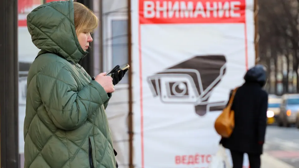 Пользователи заметили, что в одном из государственных мессенджеров ссылки на ключи для VPN удаляются из чатов без согласия отправителей, а при повторной отправке аккаунты разлогиниваются. Одновременно вводятся ограничения на вход через VPN — власти объясняют это соображениями безопасности.