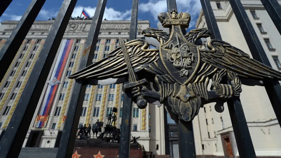 В проекте приказа предлагается передавать в распоряжение Минобороны акции, землю, технику и оборудование национализированных компаний стройматериалов, чтобы быстрее мобилизовать мощности для гособоронзаказа в капитальном строительстве.