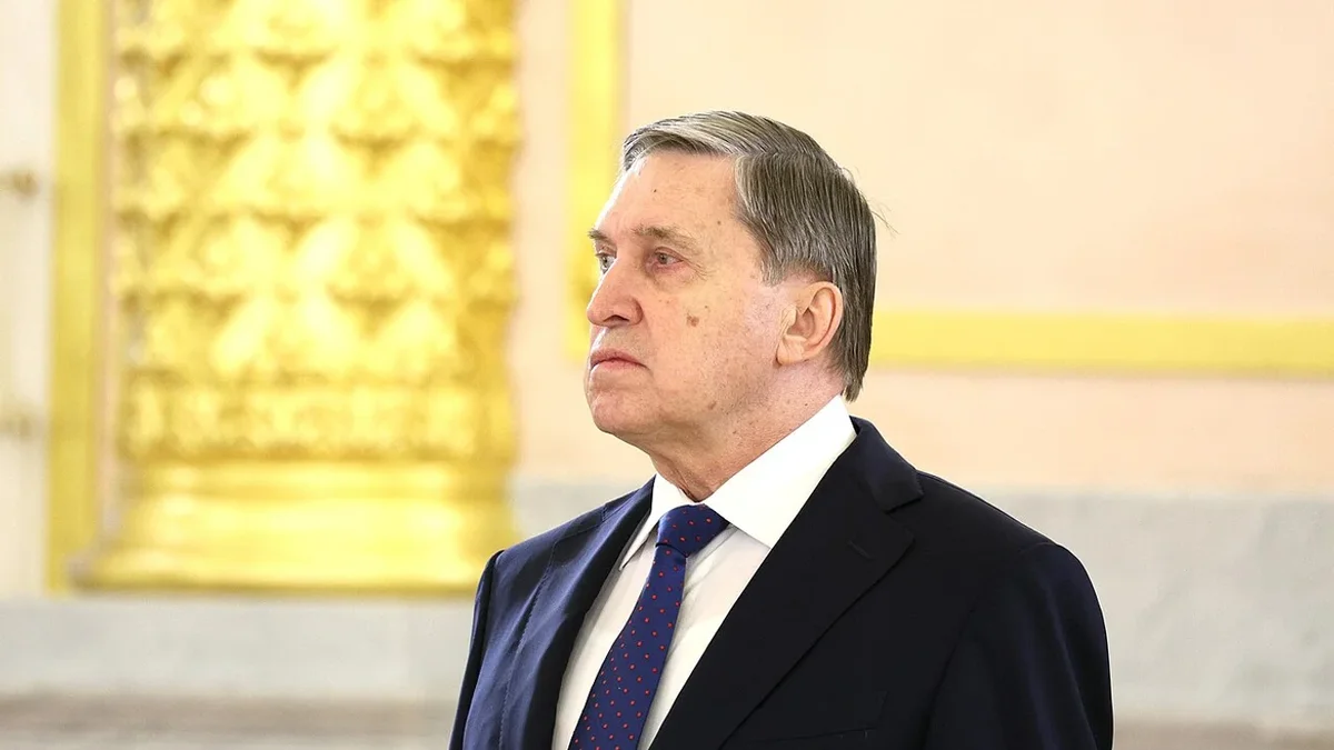 Помощник российского руководителя заявил, что конфликт не закончится без вывода украинских войск из Донбасса; США, по его словам, продолжают попытки посредничества, а президент готов на встречу при условии окончательных договорённостей.