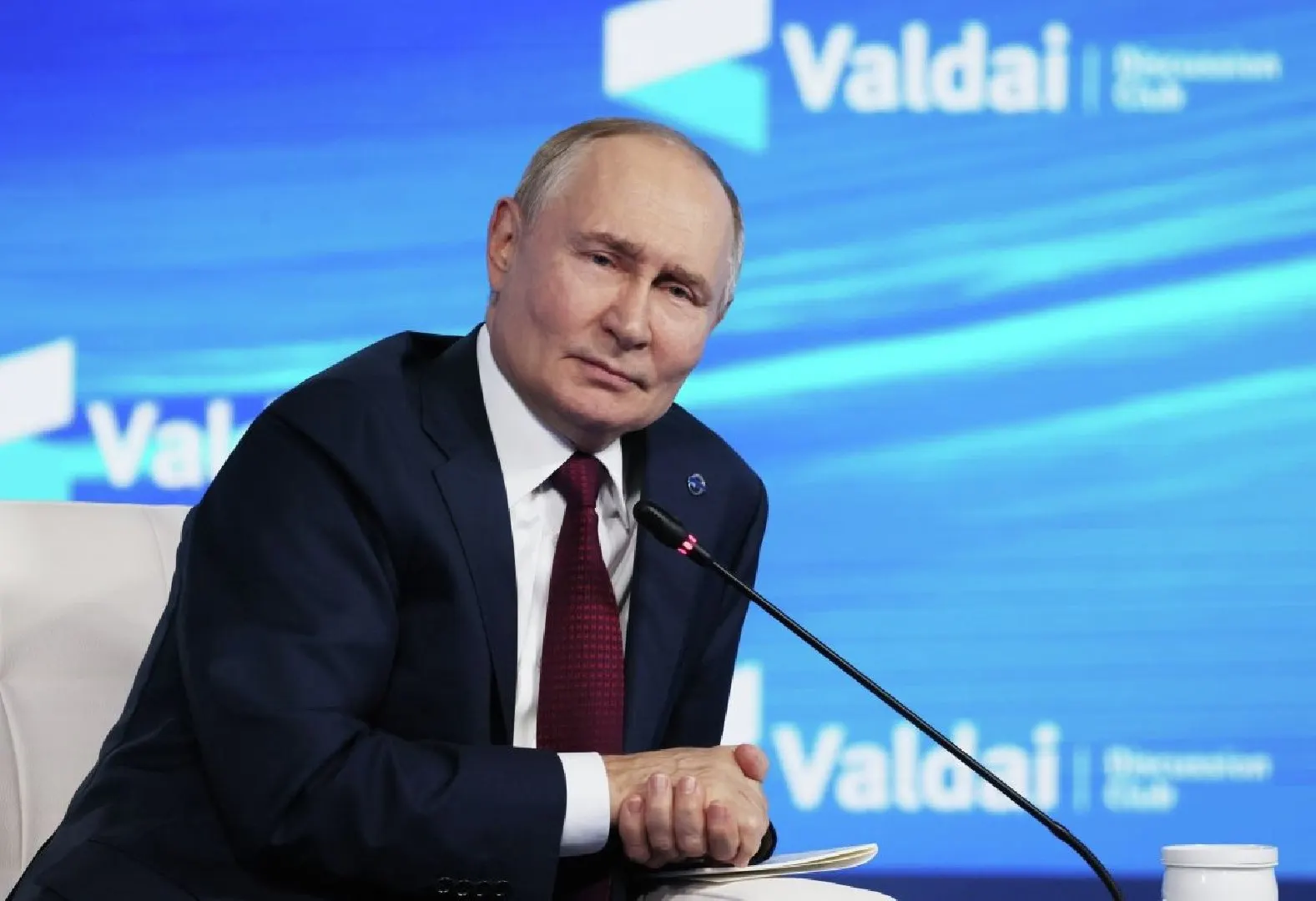 Международный уголовный суд разъяснил, что лишь переговоры, организованные под эгидой ООН, могут освободить принимающее государство от выполнения ордера на арест; иная практика требует исполнения ордера или принятия решения Совбеза по главе VII.