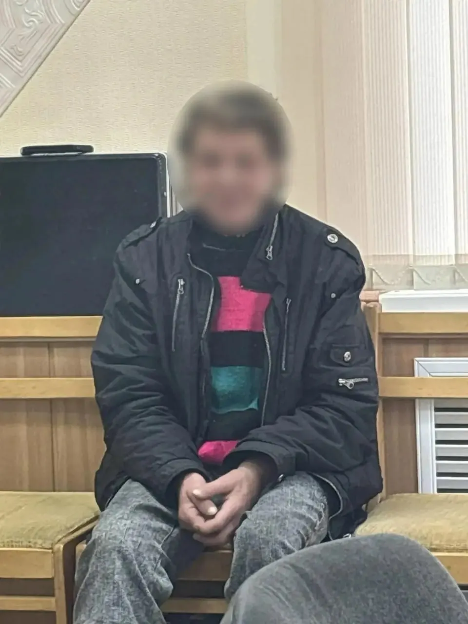 Во время распития алкоголя 16 июня в поселке Даровской женщина нанесла несколько ударов лопатой 64‑летнему мужчине — он скончался на месте. По делу возбуждено уголовное дело, подозреваемая заключена под стражу.