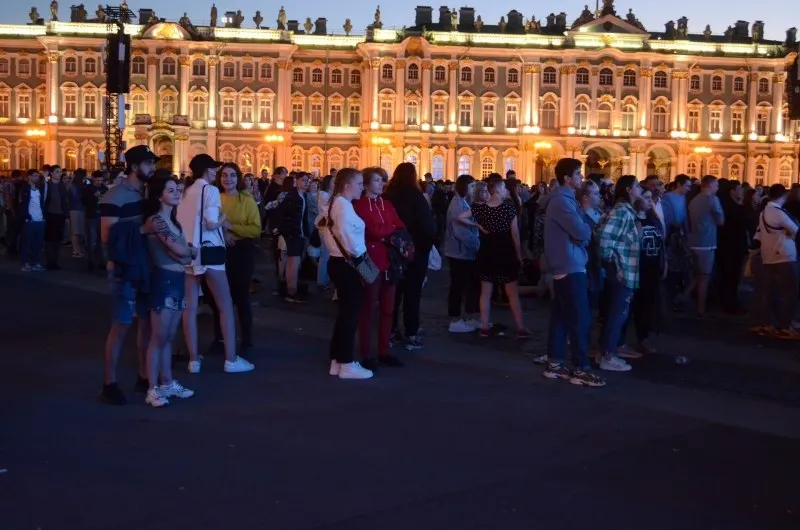 В ночь с 27 на 28 июня в Санкт-Петербурге пройдёт традиционный праздник «Алые паруса», который соберёт около 66 тысяч выпускников. Одновременно утверждены 300 приоритетных образовательных программ, а в Смоленске пройдут мероприятия ко Дню молодёжи.