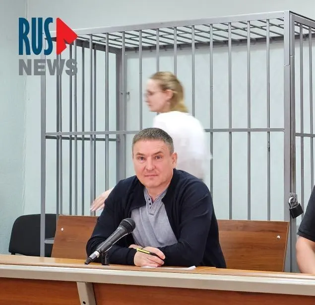Правозащитник Алексей Соколов оспаривал практику выдачи бумаги и ручки лишь на полтора часа в день; суд подтвердил правомерность таких ограничений, хотя это затрудняет подготовку к защите и подачу жалоб.