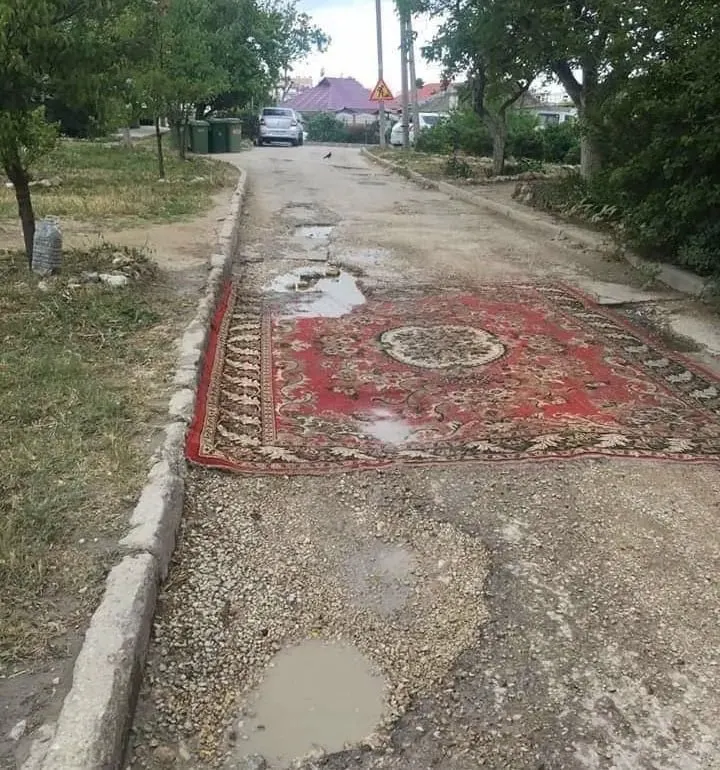 В Госдуму внесён законопроект, который дает возможность жильцам и местным сообществам устранять ямы и менять дорожное покрытие без согласования; в правительстве инициативу не поддержали.