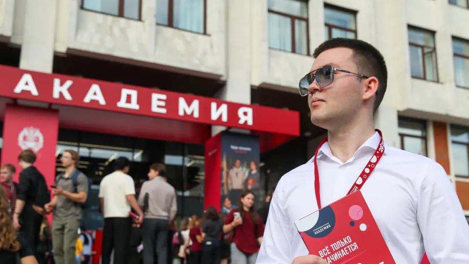 Московский филиал РАНХиГС и ещё ряд вузов разослали студентам и сотрудникам предложения о годичной службе в добровольческом отряде для отражения дрон-угроз: обещают выплаты, премии за сбитые БПЛА и обучение.