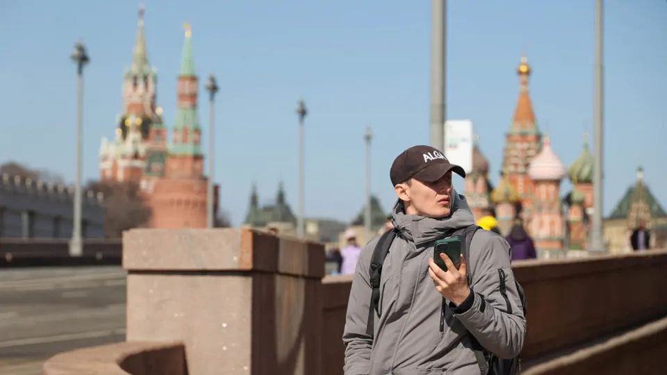 Правительство подготовило проект постановления о создании информационной системы с идентификаторами мобильных устройств (IMEI). Система позволит операторам блокировать сим‑карты на телефонах из «черного списка» и бороться с поддельными или незаконно ввезёнными гаджетами.