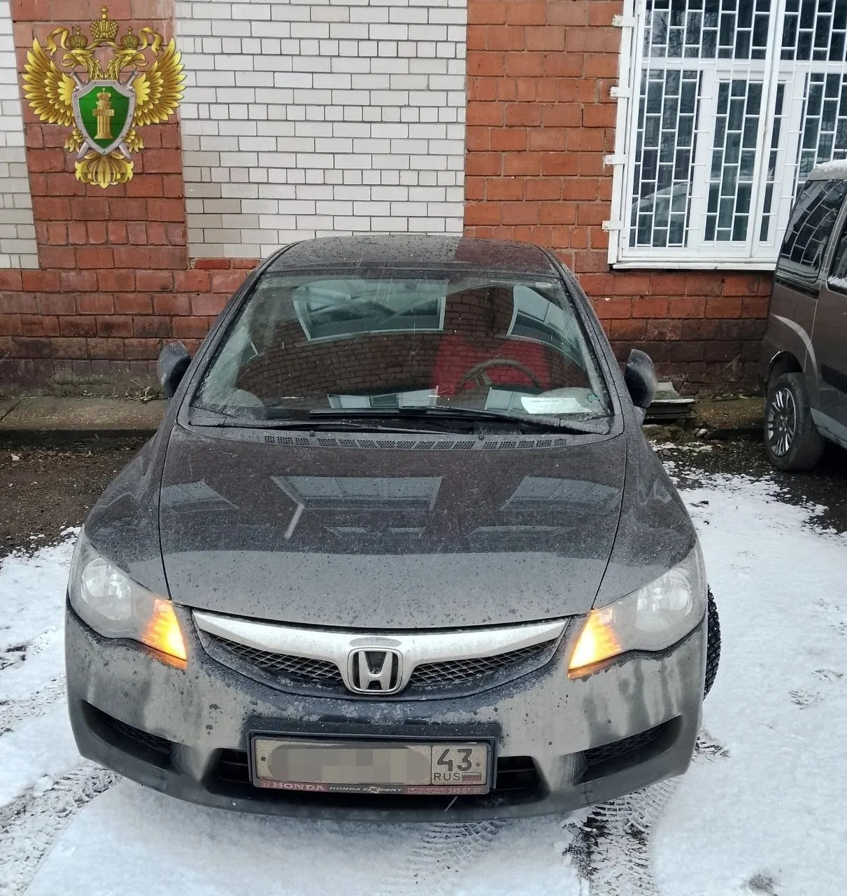 50-летнего мужчину признали виновным в повторной пьяной езде: суд оштрафовал его на 400 тысяч рублей, лишил прав на 3 года и конфисковал автомобиль.