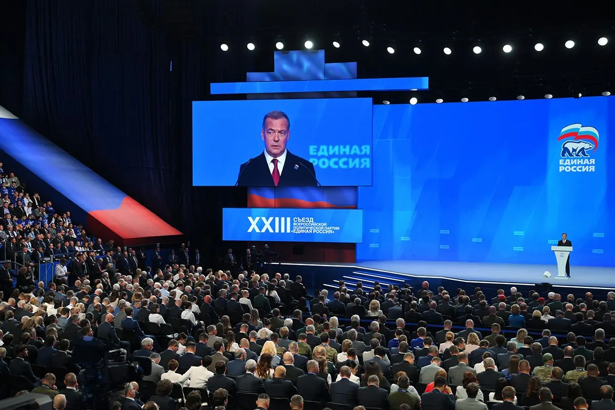 На предвыборном съезде в Москве лидер партии объявил пятёрку кандидатов во главе списка, при этом сам он в него не вошёл; съезд посетил президент, а партия сформировала 57 региональных групп.