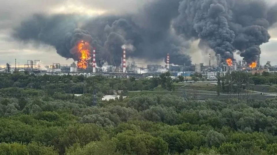 В мае производство нефтепродуктов упало на 13,5% в годовом выражении после серии ударов по НПЗ; дефицит топлива и подорожание охватили большую часть регионов.