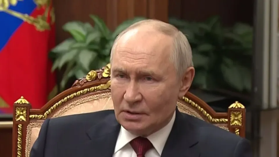 По словам президента, Украина предлагала взаимно отказаться от дальнобойных ударов и ограничить боевые действия четырьмя территориями. Кремль считает, что это дало бы ВСУ возможность перегруппироваться, а удары по российской инфраструктуре лишь частично создают дефицит топлива — повреждения быстро восстанавливают.