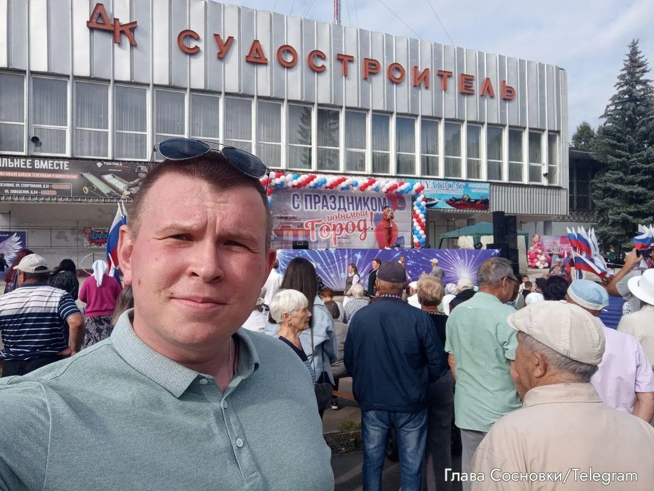Центральный окружной военный суд подтвердил решение Пермского военного суда: мэр Сосновки Никита Горелов обязан вернуться на военную службу. Горелов оспаривал требование и заявлял о невыплате военной зарплаты.