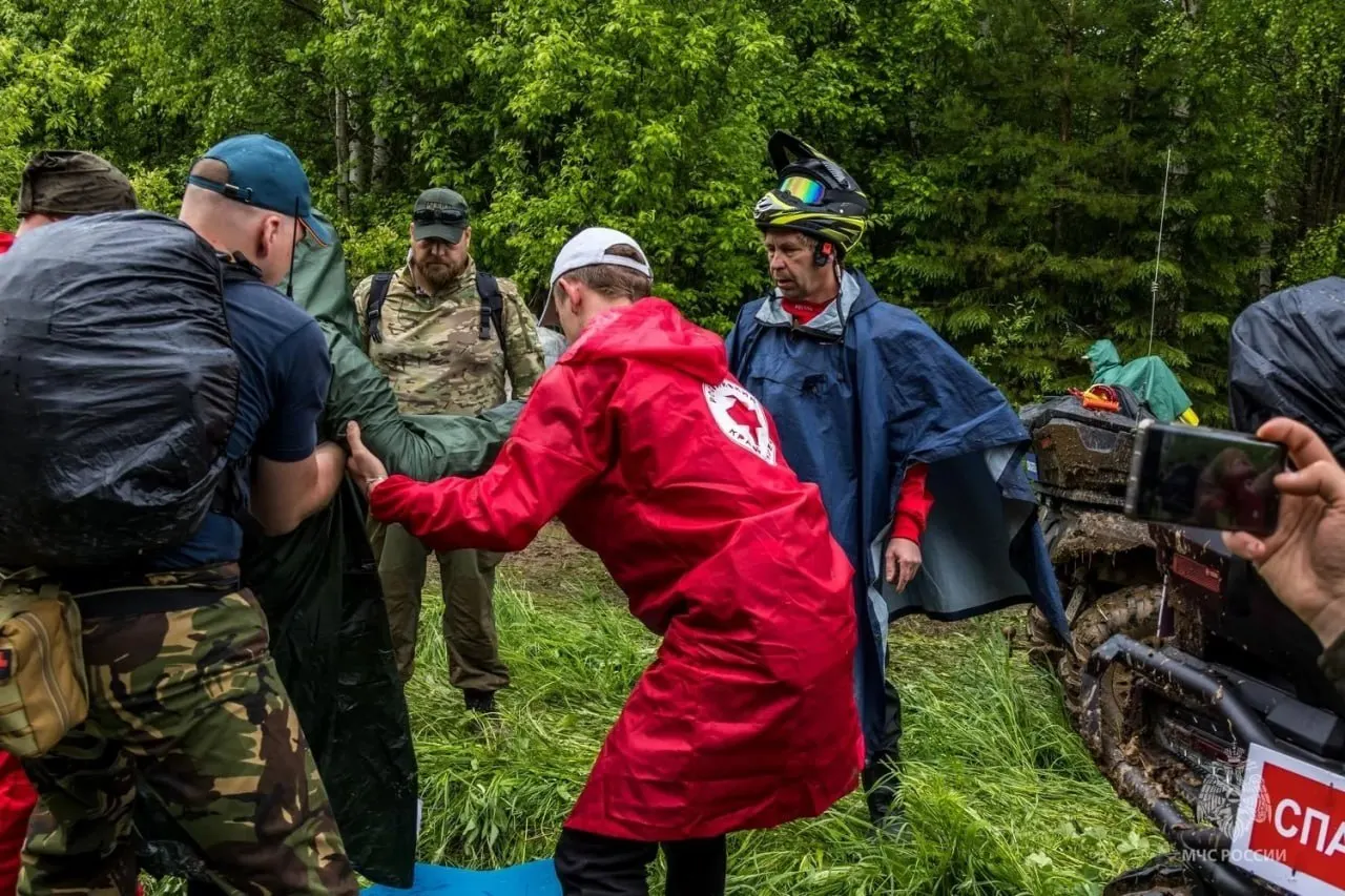 Региональное МЧС сообщает, что из‑за тяжёлых условий передвижения спасатели эвакуировали свыше 100 человек; по пути за помощью обратились более 2500 раз.