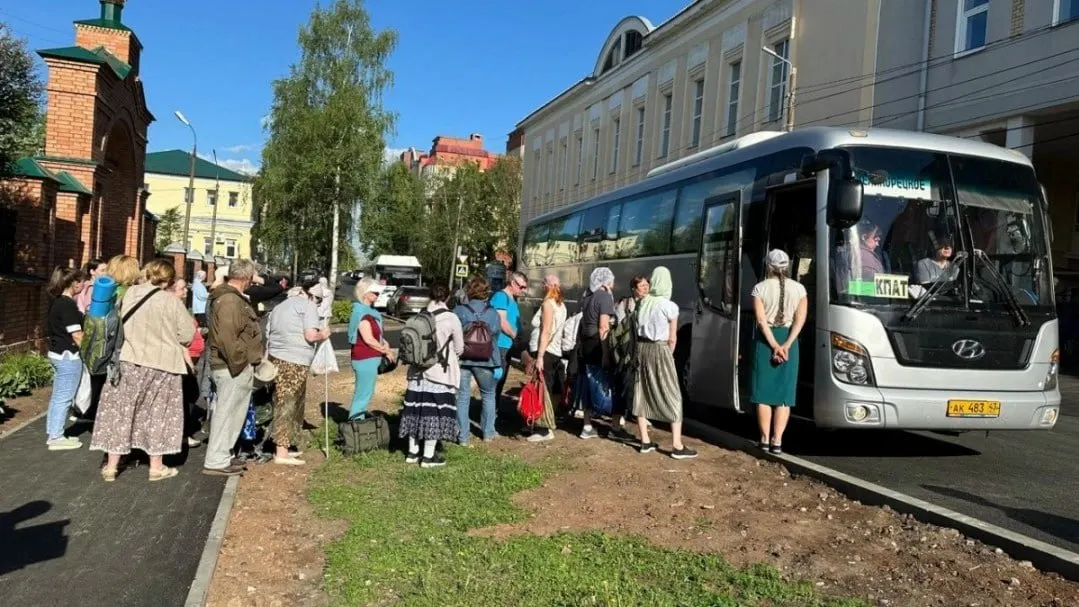 Для желающих посетить торжества в селе Великорецкое 6 июня организованы дополнительные автобусные отправления из Кирова и соседних населённых пунктов.