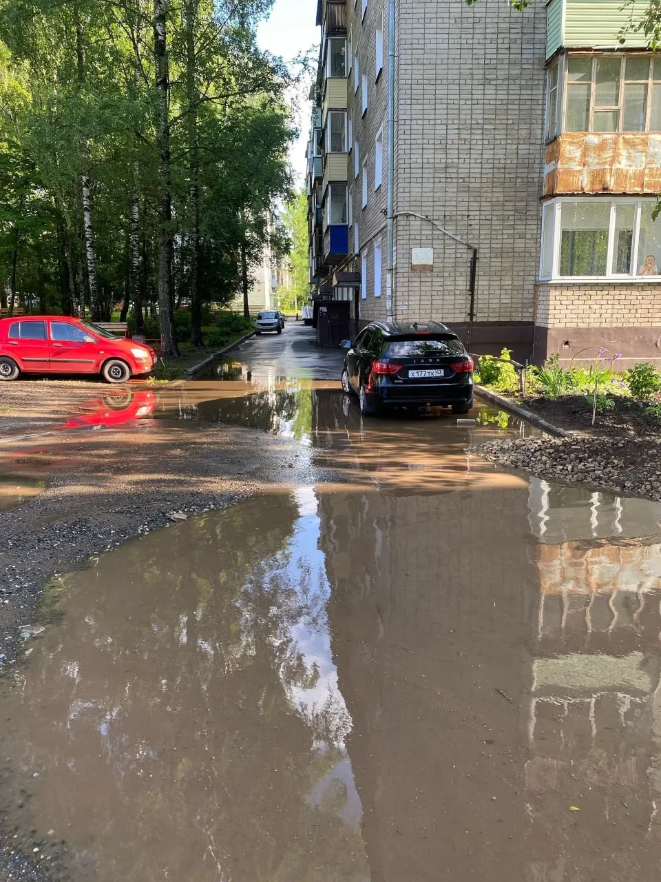 После каждого дождя во дворах домов Сурикова, 13б и Попова, 14а/14б образуются большие лужи: пройти или проехать невозможно, а жильцов информируют, что ремонт — их обязанность.